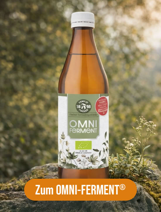 Braune Flasche mit Etikett "OMNI-FERMENT®", umgeben von Pflanzen im Freien.