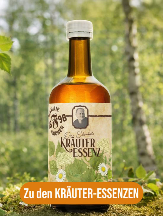 Braune Glasflasche mit Etikett, das Kräuter-Essenz zeigt, im Wald auf einem Moosbett platziert.