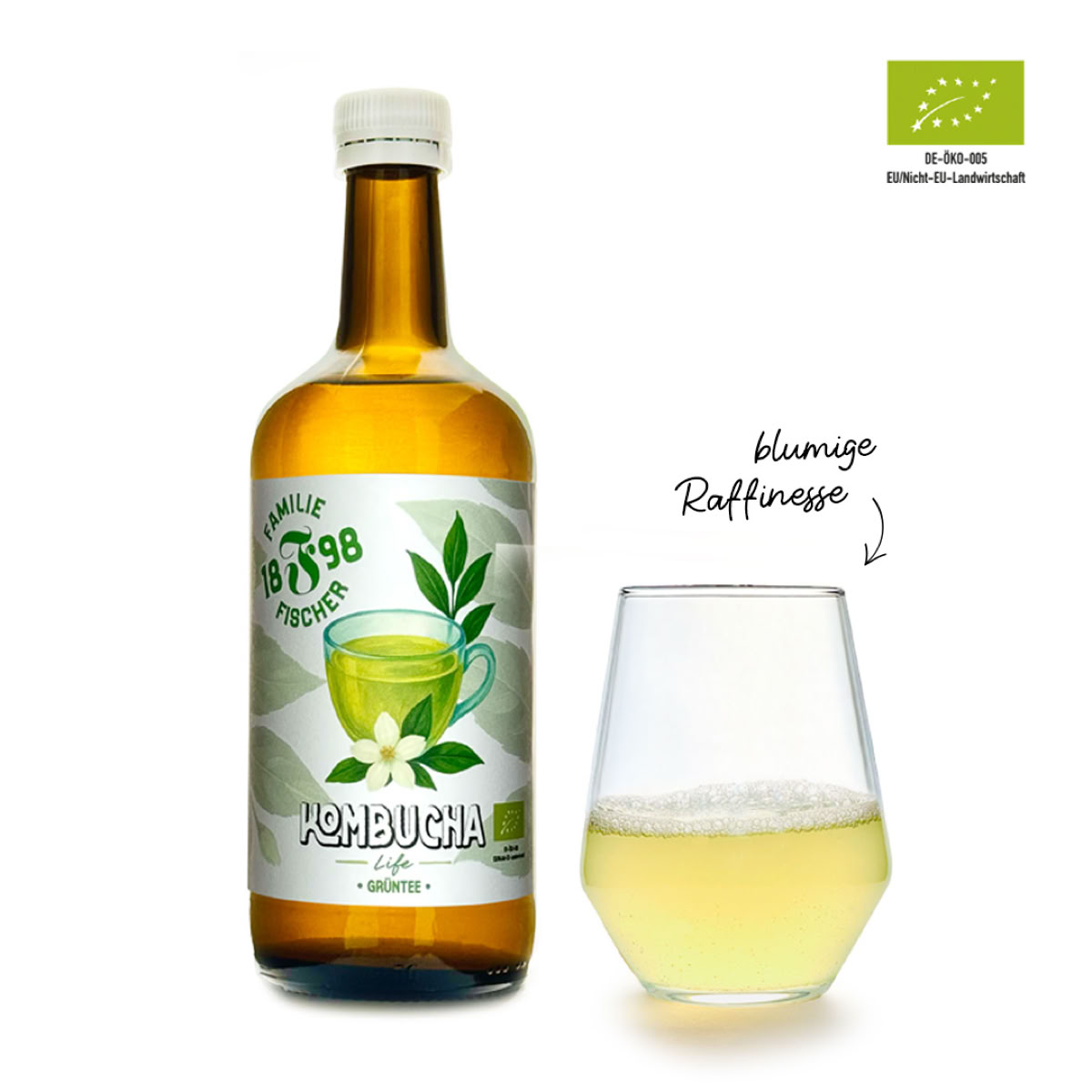 Eine Flasche Kombucha mit grünem Etikett und ein Glas mit hellgelber Flüssigkeit daneben. Oben rechts ein Bio-Siegel.
