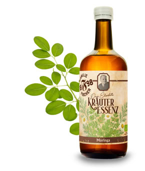 Eine braune Flasche mit einem Etikett, das "Kräuter Essenz" zeigt, neben einer Artischocke.