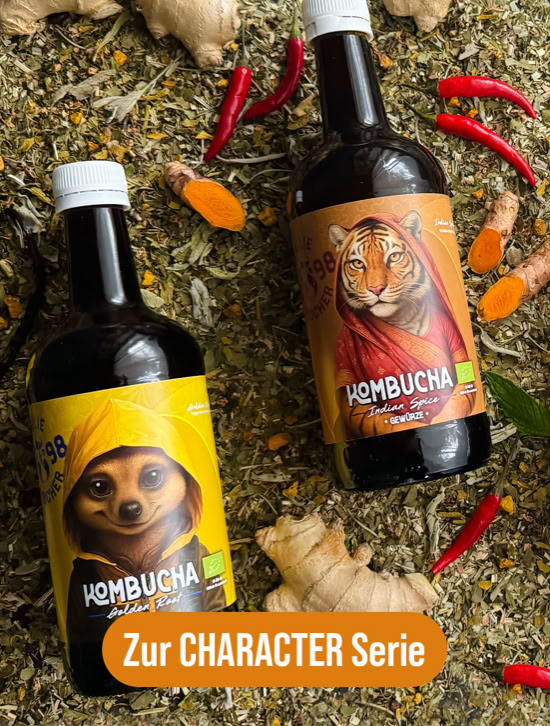 Zwei Flaschen mit Tiermotiven auf dem Etikett liegen auf einem Untergrund aus Kräutern, Ingwer und roten Chilischoten. Unten steht "Zur CHARACTER Serie".