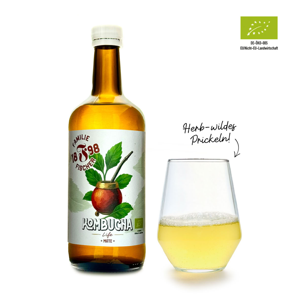 Eine Flasche mit Etikett, das eine Frucht und Blätter zeigt, neben einem Glas mit hellgelber Flüssigkeit. Oben rechts ein Bio-Siegel.